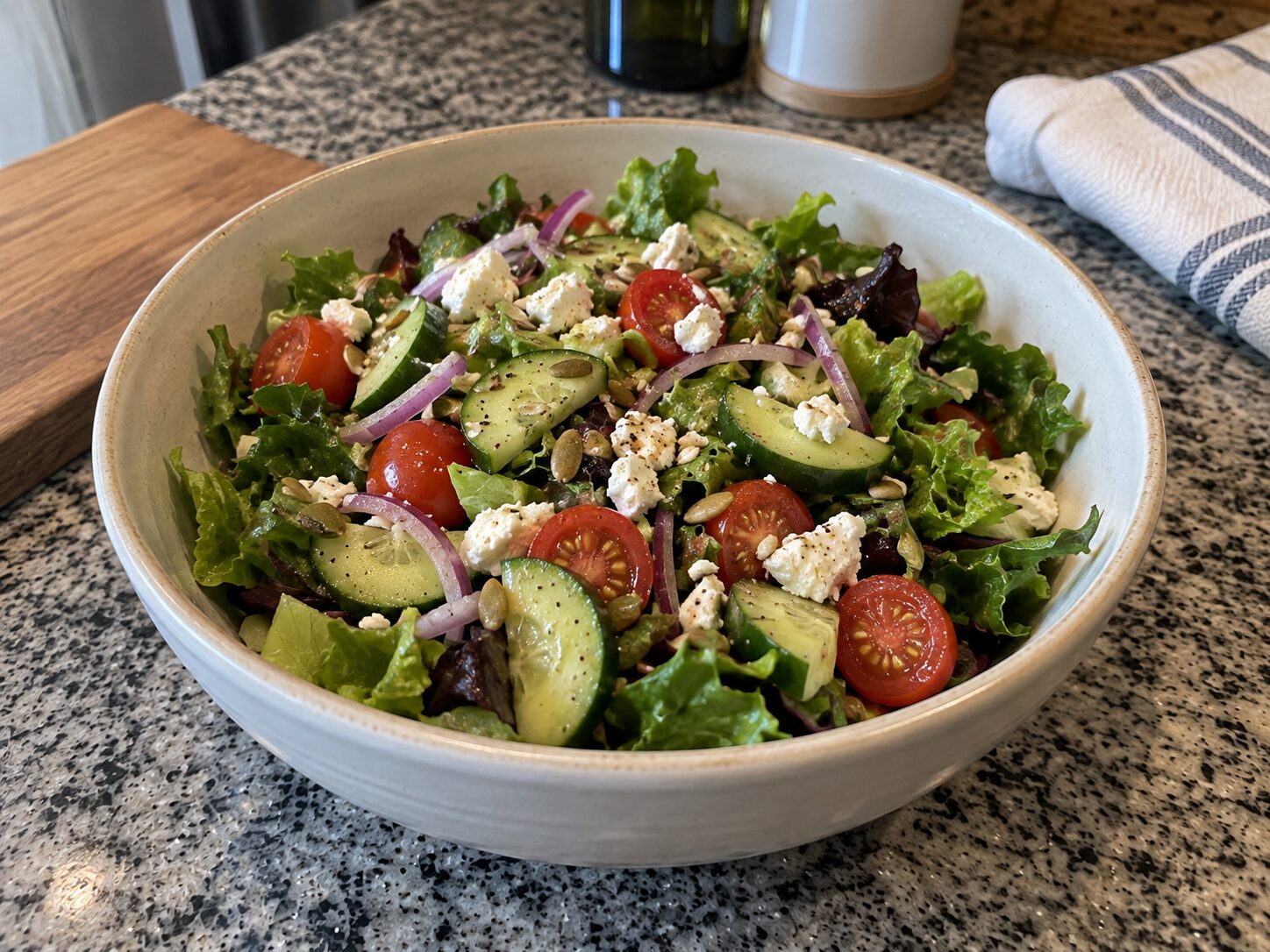 Example photo: salad in a white bowl